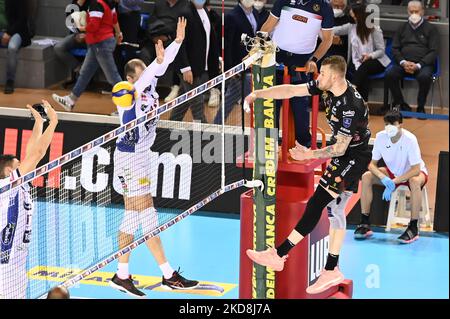 Angriff von Ivan Zaytsev #9 (Cucine Lube Civitanova) während des Volleyball-Spiels der italienischen Serie A der Superliga-Meisterschaft der Männer - Cucine Lube Civitanova gegen ITAS Trentino am 27. April 2022 beim Eurosuole Forum in Civitanova Marche, Italien (Foto: Roberto Bartomeoli/LiveMedia/NurPhoto) Stockfoto