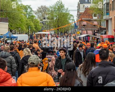 Menschenmassen während der Feier des Königstages nach zwei Jahren der Beschränkungen, in Amsterdam, am 27.. April 2022. (Foto von Romy Arroyo Fernandez/NurPhoto) Stockfoto