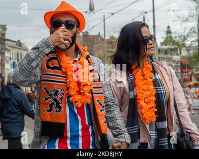 Menschenmassen während der Feier des Königstages nach zwei Jahren der Beschränkungen, in Amsterdam, am 27.. April 2022. (Foto von Romy Arroyo Fernandez/NurPhoto) Stockfoto