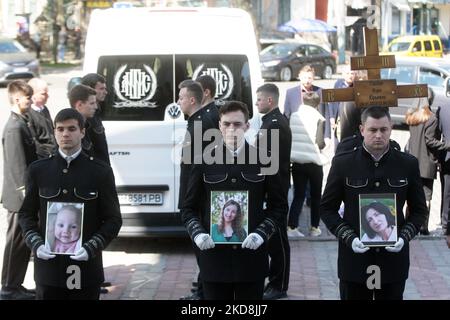 Die Ukrainer nehmen am 27. April 2022 an einer Trauerfeier der 3 Monate alten Kira Glodan, ihrer Mutter Valeriya Glodan und Großmutter Ludmila Yavkina in der Verklärung-Kathedrale in Odesa, Ukraine, Teil. Die Ukrainer nahmen an der Abschiedszeremonie mit dem 3 Monate alten Baby Kira, ihrer Mutter und Großmutter Teil, die am 23. April 2022 infolge eines Raketeneinschlags in einem Wohngebäude in Odesa starb. Ukrainische Beamte berichteten, dass Russland sechs Raketen auf Odesa abgefeuert habe und dabei mindestens acht Menschen, darunter ein Baby, getötet habe. (Foto von STR/NurPhoto) Stockfoto