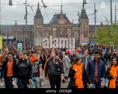 Menschenmassen während der Feier des Königstages nach zwei Jahren der Beschränkungen, in Amsterdam, am 27.. April 2022. (Foto von Romy Arroyo Fernandez/NurPhoto) Stockfoto