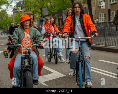 Die meisten Menschen tragen orangefarbene Kleider, um ihre nationale Einheit zu symbolisieren, während der Feier des Königstages in Amsterdam, am 27.. April 2022. (Foto von Romy Arroyo Fernandez/NurPhoto) Stockfoto