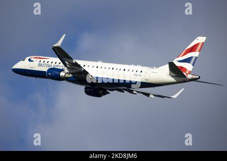 British Airways Embraer ERJ-190-Flugzeuge starten vom Amsterdam Schiphol Airport AMS zum London City Airport LCY im Vereinigten Königreich. Das in Brasilien hergestellte Schmalkarossflugzeug hat die Registrierung G-LCAB und wird von BA CityFlyer betrieben. Das Flugzeug wird während der Drehungs-, Start- und Flugphase gesehen und passiert vor dem Kontrollturm über die Start- und Landebahn und dann zum wolkigen Himmel, BA8456 mit 40min Flugzeit. British Airways ist die Fluggesellschaft der britischen Flagge mit Hauptsitz in London, England und dem Hauptdrehkreuz des Flughafens Heathrow. Die Fluggesellschaft ist Mitglied der oneworld Aviation Alli Stockfoto