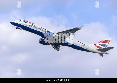 British Airways Embraer ERJ-190-Flugzeuge starten vom Amsterdam Schiphol Airport AMS zum London City Airport LCY im Vereinigten Königreich. Das in Brasilien hergestellte Schmalkarossflugzeug hat die Registrierung G-LCAB und wird von BA CityFlyer betrieben. Das Flugzeug wird während der Drehungs-, Start- und Flugphase gesehen und passiert vor dem Kontrollturm über die Start- und Landebahn und dann zum wolkigen Himmel, BA8456 mit 40min Flugzeit. British Airways ist die Fluggesellschaft der britischen Flagge mit Hauptsitz in London, England und dem Hauptdrehkreuz des Flughafens Heathrow. Die Fluggesellschaft ist Mitglied der oneworld Aviation Alli Stockfoto