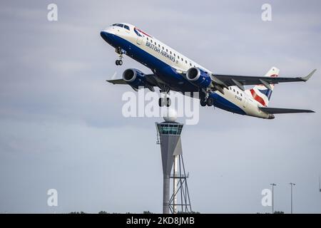 British Airways Embraer ERJ-190-Flugzeuge starten vom Amsterdam Schiphol Airport AMS zum London City Airport LCY im Vereinigten Königreich. Das in Brasilien hergestellte Schmalkarossflugzeug hat die Registrierung G-LCAB und wird von BA CityFlyer betrieben. Das Flugzeug wird während der Drehungs-, Start- und Flugphase gesehen und passiert vor dem Kontrollturm über die Start- und Landebahn und dann zum wolkigen Himmel, BA8456 mit 40min Flugzeit. British Airways ist die Fluggesellschaft der britischen Flagge mit Hauptsitz in London, England und dem Hauptdrehkreuz des Flughafens Heathrow. Die Fluggesellschaft ist Mitglied der oneworld Aviation Alli Stockfoto