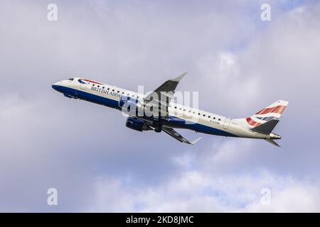 British Airways Embraer ERJ-190-Flugzeuge starten vom Amsterdam Schiphol Airport AMS zum London City Airport LCY im Vereinigten Königreich. Das in Brasilien hergestellte Schmalkarossflugzeug hat die Registrierung G-LCAB und wird von BA CityFlyer betrieben. Das Flugzeug wird während der Drehungs-, Start- und Flugphase gesehen und passiert vor dem Kontrollturm über die Start- und Landebahn und dann zum wolkigen Himmel, BA8456 mit 40min Flugzeit. British Airways ist die Fluggesellschaft der britischen Flagge mit Hauptsitz in London, England und dem Hauptdrehkreuz des Flughafens Heathrow. Die Fluggesellschaft ist Mitglied der oneworld Aviation Alli Stockfoto