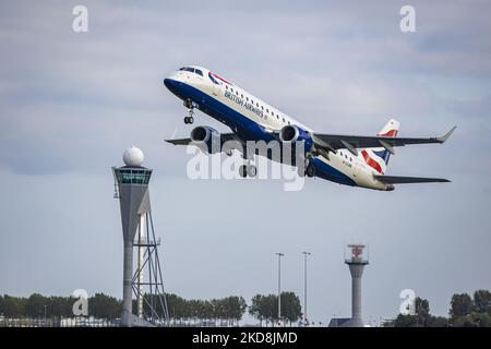 British Airways Embraer ERJ-190-Flugzeuge starten vom Amsterdam Schiphol Airport AMS zum London City Airport LCY im Vereinigten Königreich. Das in Brasilien hergestellte Schmalkarossflugzeug hat die Registrierung G-LCAB und wird von BA CityFlyer betrieben. Das Flugzeug wird während der Drehungs-, Start- und Flugphase gesehen und passiert vor dem Kontrollturm über die Start- und Landebahn und dann zum wolkigen Himmel, BA8456 mit 40min Flugzeit. British Airways ist die Fluggesellschaft der britischen Flagge mit Hauptsitz in London, England und dem Hauptdrehkreuz des Flughafens Heathrow. Die Fluggesellschaft ist Mitglied der oneworld Aviation Alli Stockfoto