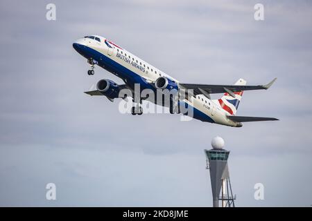 British Airways Embraer ERJ-190-Flugzeuge starten vom Amsterdam Schiphol Airport AMS zum London City Airport LCY im Vereinigten Königreich. Das in Brasilien hergestellte Schmalkarossflugzeug hat die Registrierung G-LCAB und wird von BA CityFlyer betrieben. Das Flugzeug wird während der Drehungs-, Start- und Flugphase gesehen und passiert vor dem Kontrollturm über die Start- und Landebahn und dann zum wolkigen Himmel, BA8456 mit 40min Flugzeit. British Airways ist die Fluggesellschaft der britischen Flagge mit Hauptsitz in London, England und dem Hauptdrehkreuz des Flughafens Heathrow. Die Fluggesellschaft ist Mitglied der oneworld Aviation Alli Stockfoto