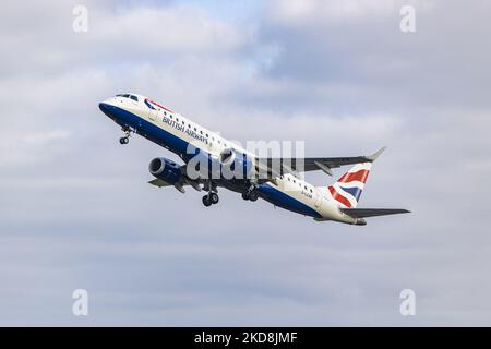 British Airways Embraer ERJ-190-Flugzeuge starten vom Amsterdam Schiphol Airport AMS zum London City Airport LCY im Vereinigten Königreich. Das in Brasilien hergestellte Schmalkarossflugzeug hat die Registrierung G-LCAB und wird von BA CityFlyer betrieben. Das Flugzeug wird während der Drehungs-, Start- und Flugphase gesehen und passiert vor dem Kontrollturm über die Start- und Landebahn und dann zum wolkigen Himmel, BA8456 mit 40min Flugzeit. British Airways ist die Fluggesellschaft der britischen Flagge mit Hauptsitz in London, England und dem Hauptdrehkreuz des Flughafens Heathrow. Die Fluggesellschaft ist Mitglied der oneworld Aviation Alli Stockfoto