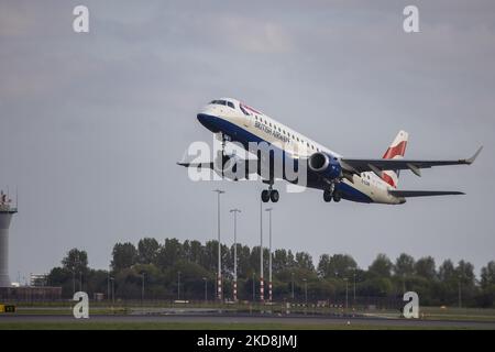 British Airways Embraer ERJ-190-Flugzeuge starten vom Amsterdam Schiphol Airport AMS zum London City Airport LCY im Vereinigten Königreich. Das in Brasilien hergestellte Schmalkarossflugzeug hat die Registrierung G-LCAB und wird von BA CityFlyer betrieben. Das Flugzeug wird während der Drehungs-, Start- und Flugphase gesehen und passiert vor dem Kontrollturm über die Start- und Landebahn und dann zum wolkigen Himmel, BA8456 mit 40min Flugzeit. British Airways ist die Fluggesellschaft der britischen Flagge mit Hauptsitz in London, England und dem Hauptdrehkreuz des Flughafens Heathrow. Die Fluggesellschaft ist Mitglied der oneworld Aviation Alli Stockfoto