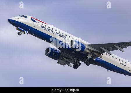 British Airways Embraer ERJ-190-Flugzeuge starten vom Amsterdam Schiphol Airport AMS zum London City Airport LCY im Vereinigten Königreich. Das in Brasilien hergestellte Schmalkarossflugzeug hat die Registrierung G-LCAB und wird von BA CityFlyer betrieben. Das Flugzeug wird während der Drehungs-, Start- und Flugphase gesehen und passiert vor dem Kontrollturm über die Start- und Landebahn und dann zum wolkigen Himmel, BA8456 mit 40min Flugzeit. British Airways ist die Fluggesellschaft der britischen Flagge mit Hauptsitz in London, England und dem Hauptdrehkreuz des Flughafens Heathrow. Die Fluggesellschaft ist Mitglied der oneworld Aviation Alli Stockfoto