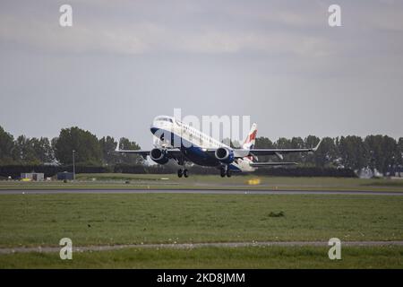 British Airways Embraer ERJ-190-Flugzeuge starten vom Amsterdam Schiphol Airport AMS zum London City Airport LCY im Vereinigten Königreich. Das in Brasilien hergestellte Schmalkarossflugzeug hat die Registrierung G-LCAB und wird von BA CityFlyer betrieben. Das Flugzeug wird während der Drehungs-, Start- und Flugphase gesehen und passiert vor dem Kontrollturm über die Start- und Landebahn und dann zum wolkigen Himmel, BA8456 mit 40min Flugzeit. British Airways ist die Fluggesellschaft der britischen Flagge mit Hauptsitz in London, England und dem Hauptdrehkreuz des Flughafens Heathrow. Die Fluggesellschaft ist Mitglied der oneworld Aviation Alli Stockfoto