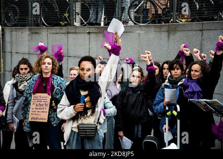 ‘Der großen Kundgebung am 19. November in Paris, Frankreich, am 05. November 2022, wurde das Kollektiv „nous touten“ für einen Flash-Mob in Form eines Chors zur Aufführung feministischer Lieder auf dem Vorplatz von Beaubourg zusammengebracht. Foto von Pierrick Villette/ABACAPRESS.COM Stockfoto