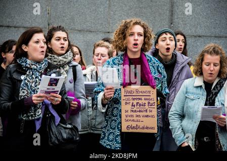 ‘Der großen Kundgebung am 19. November in Paris, Frankreich, am 05. November 2022, wurde das Kollektiv „nous touten“ für einen Flash-Mob in Form eines Chors zur Aufführung feministischer Lieder auf dem Vorplatz von Beaubourg zusammengebracht. Foto von Pierrick Villette/ABACAPRESS.COM Stockfoto