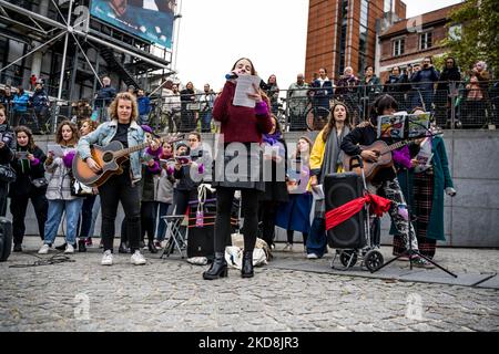 ‘Der großen Kundgebung am 19. November in Paris, Frankreich, am 05. November 2022, wurde das Kollektiv „nous touten“ für einen Flash-Mob in Form eines Chors zur Aufführung feministischer Lieder auf dem Vorplatz von Beaubourg zusammengebracht. Foto von Pierrick Villette/ABACAPRESS.COM Stockfoto