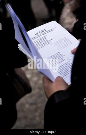 ‘Der großen Kundgebung am 19. November in Paris, Frankreich, am 05. November 2022, wurde das Kollektiv „nous touten“ für einen Flash-Mob in Form eines Chors zur Aufführung feministischer Lieder auf dem Vorplatz von Beaubourg zusammengebracht. Foto von Pierrick Villette/ABACAPRESS.COM Stockfoto