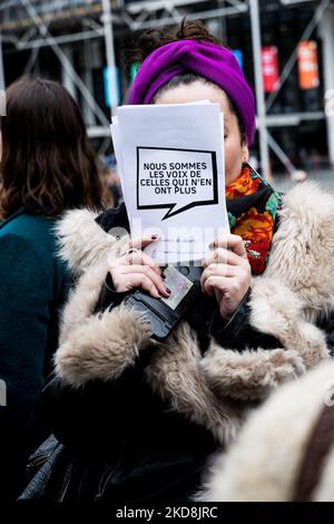 ‘Der großen Kundgebung am 19. November in Paris, Frankreich, am 05. November 2022, wurde das Kollektiv „nous touten“ für einen Flash-Mob in Form eines Chors zur Aufführung feministischer Lieder auf dem Vorplatz von Beaubourg zusammengebracht. Foto von Pierrick Villette/ABACAPRESS.COM Stockfoto