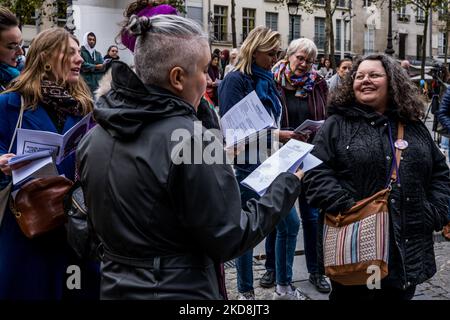 ‘Der großen Kundgebung am 19. November in Paris, Frankreich, am 05. November 2022, wurde das Kollektiv „nous touten“ für einen Flash-Mob in Form eines Chors zur Aufführung feministischer Lieder auf dem Vorplatz von Beaubourg zusammengebracht. Foto von Pierrick Villette/ABACAPRESS.COM Stockfoto