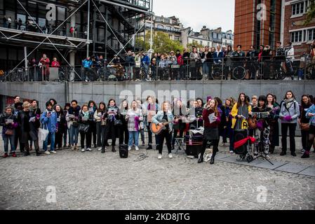 ‘Der großen Kundgebung am 19. November in Paris, Frankreich, am 05. November 2022, wurde das Kollektiv „nous touten“ für einen Flash-Mob in Form eines Chors zur Aufführung feministischer Lieder auf dem Vorplatz von Beaubourg zusammengebracht. Foto von Pierrick Villette/ABACAPRESS.COM Stockfoto