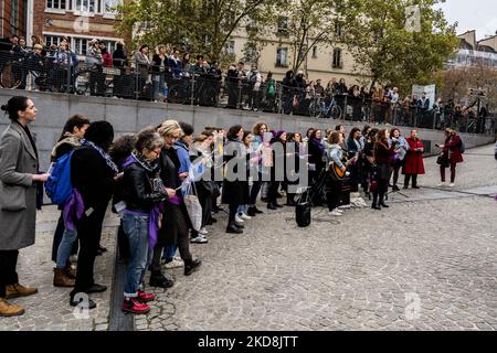 ‘Der großen Kundgebung am 19. November in Paris, Frankreich, am 05. November 2022, wurde das Kollektiv „nous touten“ für einen Flash-Mob in Form eines Chors zur Aufführung feministischer Lieder auf dem Vorplatz von Beaubourg zusammengebracht. Foto von Pierrick Villette/ABACAPRESS.COM Stockfoto