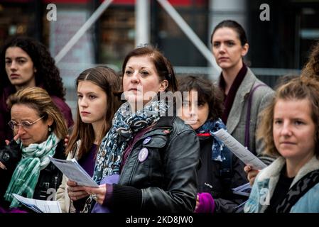 ‘Der großen Kundgebung am 19. November in Paris, Frankreich, am 05. November 2022, wurde das Kollektiv „nous touten“ für einen Flash-Mob in Form eines Chors zur Aufführung feministischer Lieder auf dem Vorplatz von Beaubourg zusammengebracht. Foto von Pierrick Villette/ABACAPRESS.COM Stockfoto