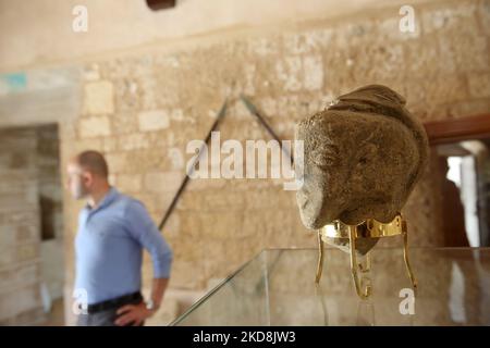 Eine über 4.500 Jahre alte, neu entdeckte Steinstatuette mit dem Gesicht einer alten Göttin, die von einem palästinensischen Bauern bei der Arbeit auf seinem Land im südlichen Gazastreifen im ElBacha Place Museum in Gaza-Stadt gefunden wurde, 28. April 2022. Das Ministerium sagte, dass der 22 Zentimeter (6,7 Zoll) hohe Kalksteinkopf vermutlich die kanaanäische Göttin Anat darstellt und auf etwa 2.500 v. Chr. datiert wird (Foto: Majdi Fathi/NurPhoto) Stockfoto