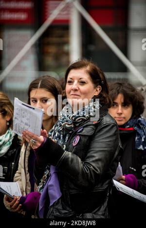 ‘Der großen Kundgebung am 19. November in Paris, Frankreich, am 05. November 2022, wurde das Kollektiv „nous touten“ für einen Flash-Mob in Form eines Chors zur Aufführung feministischer Lieder auf dem Vorplatz von Beaubourg zusammengebracht. Foto von Pierrick Villette/ABACAPRESS.COM Stockfoto