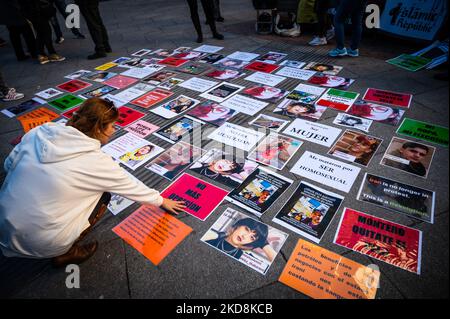 Madrid, Spanien. 05.. November 2022. Eine Frau, die während eines Protestes vor dem Außenministerium Plakate platziert und die Freiheit im Iran und gegen den Tod der iranischen Frau Mahsa Amini fordert. Mahsa Amini, 22, wurde am 13. September in der Hauptstadt Teheran verhaftet, weil er sich unrechtmäßig angekleidet hatte, während er ein falsch platziertes Kopftuch trug. Drei Tage später starb sie auf einer Polizeistation, wo sie festgehalten wurde. Quelle: Marcos del Mazo/Alamy Live News Stockfoto