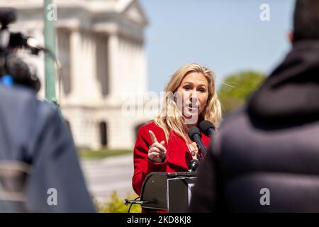 Marjorie Taylor Greene (R-GA) spricht während einer Pressekonferenz zum 21.. Jahrhundert-Gesetz zur freien Meinungsäußerung, das sie gemeinsam mit Senator Bil;l Hagerty (R-TN) verfasst hat. Greene sprach insbesondere über die Redefreiheit und den Kauf von Twitter durch Elon Musk. Sie ist derzeit aufgrund der wiederholten Veröffentlichung falscher Informationen über das Coronavirus und der Wahlen 2020 von Twitter ausgeschlossen. Aufgrund ihrer Aktivitäten im Zusammenhang mit dem Aufstand des Kapitols am 6. Januar 2021 steht sie derzeit vor einer Herausforderung hinsichtlich ihrer Wahlberechtigung. (Foto von Allison Bailey/NurPhoto) Stockfoto