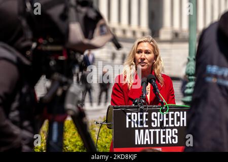 Marjorie Taylor Greene (R-GA) spricht während einer Pressekonferenz zum 21.. Jahrhundert-Gesetz zur freien Meinungsäußerung, das sie gemeinsam mit Senator Bil;l Hagerty (R-TN) verfasst hat. Greene sprach insbesondere über die Redefreiheit und den Kauf von Twitter durch Elon Musk. Sie ist derzeit aufgrund der wiederholten Veröffentlichung falscher Informationen über das Coronavirus und der Wahlen 2020 von Twitter ausgeschlossen. Aufgrund ihrer Aktivitäten im Zusammenhang mit dem Aufstand des Kapitols am 6. Januar 2021 steht sie derzeit vor einer Herausforderung hinsichtlich ihrer Wahlberechtigung. (Foto von Allison Bailey/NurPhoto) Stockfoto