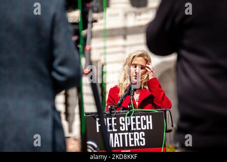 Marjorie Taylor Greene putzt sich die Haare zurück, während sie auf einer Pressekonferenz zum 21.. Jahrhundert-Gesetz über die Redefreiheit sprach, das sie gemeinsam mit Senator Bil;l Hagerty (R-TN) verfasst hat. Greene sprach insbesondere über die Redefreiheit und den Kauf von Twitter durch Elon Musk. Sie ist derzeit aufgrund der wiederholten Veröffentlichung falscher Informationen über das Coronavirus und der Wahlen 2020 von Twitter ausgeschlossen. Aufgrund ihrer Aktivitäten im Zusammenhang mit dem Aufstand des Kapitols am 6. Januar 2021 steht sie derzeit vor einer Herausforderung hinsichtlich ihrer Wahlberechtigung. (Foto von Allison Bailey/NurPhoto) Stockfoto