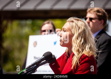 Marjorie Taylor Greene (R-GA) spricht während einer Pressekonferenz zum 21.. Jahrhundert-Gesetz zur freien Meinungsäußerung, das sie gemeinsam mit Senator Bil;l Hagerty (R-TN) verfasst hat. Greene sprach insbesondere über die Redefreiheit und den Kauf von Twitter durch Elon Musk. Sie ist derzeit aufgrund der wiederholten Veröffentlichung falscher Informationen über das Coronavirus und der Wahlen 2020 von Twitter ausgeschlossen. Aufgrund ihrer Aktivitäten im Zusammenhang mit dem Aufstand des Kapitols am 6. Januar 2021 steht sie derzeit vor einer Herausforderung hinsichtlich ihrer Wahlberechtigung. (Foto von Allison Bailey/NurPhoto) Stockfoto