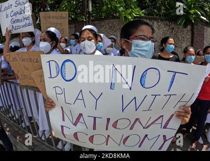 Sri Lanka Gesundheitsarbeiter rufen Slogans aus Protest in Colombo, Sri Lanka 28 April 2022 über tausend Gewerkschaften in Sri Lanka am Donnerstag (28) startete einen eintägigen Token Streik, fordern den Rücktritt von Präsident Gotabaya Rajapaksa und seiner Regierung über die countryâ €™s Verschlechterung der Wirtschaftskrise. (Foto von Tharaka Basnayaka/NurPhoto) Stockfoto