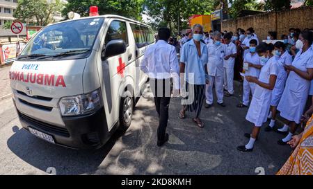 Sri-lankische Gesundheitsarbeiter rufen Slogans auf, während ein Krankenwagen während eines Protestes in Colombo, Sri Lanka, vorbei geht 28. April 2022 über tausend Gewerkschaften in Sri Lanka haben am Donnerstag (28) einen eintägigen symbolischen Streik gestartet, Fordern den Rücktritt von Präsident Gotabaya Rajapaksa und seine Regierung über die countryâ €™s Verschlechterung der Wirtschaftskrise. (Foto von Tharaka Basnayaka/NurPhoto) Stockfoto