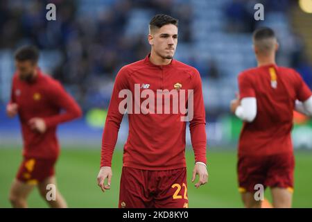 Nicolo Zaniolo von AS Roma erwärmt sich vor dem Auftakt während des UEFA Europa Conference League Halbfinales 1. zwischen Leicester City und AS Roma am Donnerstag, dem 28.. April 2022, im King Power Stadium, Leicester. (Foto von Jon Hobley/MI News/NurPhoto) Stockfoto