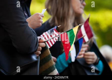 Während einer Kundgebung im Weißen Haus gegen den russischen Krieg in der Ukraine halten Demonstranten die Fahnen der Vereinigten Staaten, Litauens, Estlands und Lettlands (von links nach rechts). Die belarussische Gemeinde im Bereich der U-Bahn in Washington, DC, nahm an den täglichen Protesten ukrainischer US-Aktivisten im Weißen Haus Teil, um ihre Unterstützung zu zeigen. Beide Länder leiden derzeit unter den Händen des russischen Präsidenten Wladimir Putin: Die Ukraine wird angegriffen, und Belarus wird von der Puppe von Putin, Alexander Lukaschenko, angeführt. (Foto von Allison Bailey/NurPhoto) Stockfoto