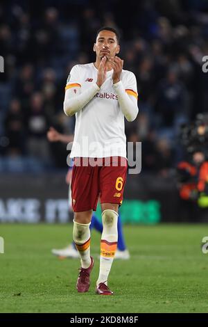 Chris Smalling von AS Roma applaudiert seinen Teamfans während des UEFA Europa Conference League Halbfinales 1. zwischen Leicester City und AS Roma am Donnerstag, dem 28.. April 2022, im King Power Stadium in Leicester. (Foto von Jon Hobley/MI News/NurPhoto) Stockfoto