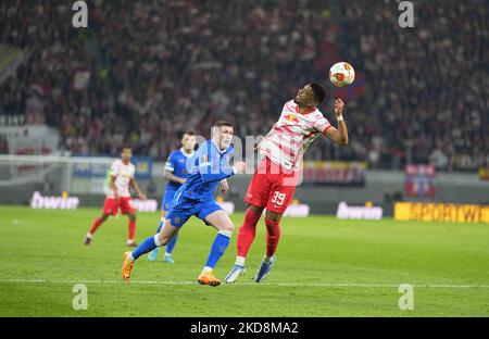 Benjamin Henrichs von RB Leipzig führt den Ball während RB Leipzig gegen den Rangers FC, UEFA Europa League Halbfinale in der Red Bull Arena, Leipzig, Deutschland am 28. April 2022 an. (Foto von Ulrik Pedersen/NurPhoto) Stockfoto