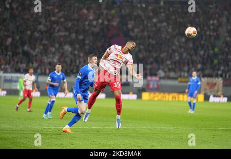 Benjamin Henrichs von RB Leipzig führt den Ball während RB Leipzig gegen den Rangers FC, UEFA Europa League Halbfinale in der Red Bull Arena, Leipzig, Deutschland am 28. April 2022 an. (Foto von Ulrik Pedersen/NurPhoto) Stockfoto