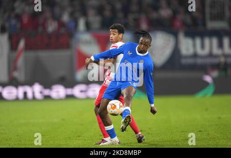 Joe Aribo vom Rangers FC kontrolliert den Ball während RB Leipzig gegen den Rangers FC, UEFA Europa League Halbfinale in der Red Bull Arena, Leipzig, Deutschland am 28. April 2022. (Foto von Ulrik Pedersen/NurPhoto) Stockfoto