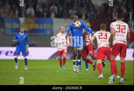 Joe Aribo vom Rangers FC kontrolliert den Ball während RB Leipzig gegen den Rangers FC, UEFA Europa League Halbfinale in der Red Bull Arena, Leipzig, Deutschland am 28. April 2022. (Foto von Ulrik Pedersen/NurPhoto) Stockfoto