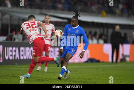 Joe Aribo vom Rangers FC kontrolliert den Ball während RB Leipzig gegen den Rangers FC, UEFA Europa League Halbfinale in der Red Bull Arena, Leipzig, Deutschland am 28. April 2022. (Foto von Ulrik Pedersen/NurPhoto) Stockfoto