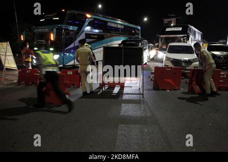 Tausende von Fahrzeugen, die nach Jakarta fahren, stecken am 29. April 2022 in langen Staus auf der PANTURA-Straße in der Region Cikampek, Provinz West-Java, fest. Aufgrund der Schließung der mautpflichtigen Straße für Fahrzeuge, die während der Urlaubssaison in Eid al-Fitr nach Jakarta fahren. (Foto von Aditya Irawan/NurPhoto) Stockfoto