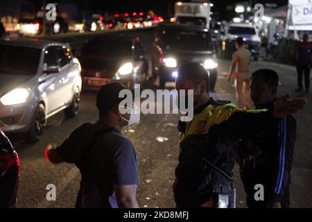 Tausende von Fahrzeugen, die nach Jakarta fahren, stecken am 29. April 2022 in langen Staus auf der PANTURA-Straße in der Region Cikampek, Provinz West-Java, fest. Aufgrund der Schließung der mautpflichtigen Straße für Fahrzeuge, die während der Urlaubssaison in Eid al-Fitr nach Jakarta fahren. (Foto von Aditya Irawan/NurPhoto) Stockfoto