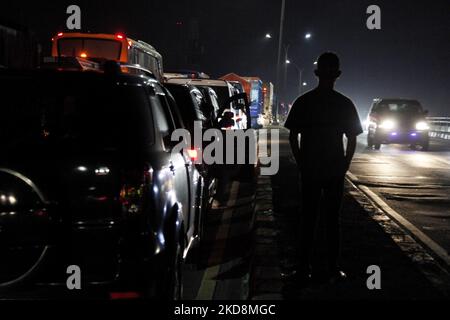 Tausende von Fahrzeugen, die nach Jakarta fahren, stecken am 29. April 2022 in langen Staus auf der PANTURA-Straße in der Region Cikampek, Provinz West-Java, fest. Aufgrund der Schließung der mautpflichtigen Straße für Fahrzeuge, die während der Urlaubssaison in Eid al-Fitr nach Jakarta fahren. (Foto von Aditya Irawan/NurPhoto) Stockfoto