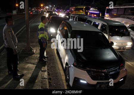 Tausende von Fahrzeugen, die nach Jakarta fahren, stecken am 29. April 2022 in langen Staus auf der PANTURA-Straße in der Region Cikampek, Provinz West-Java, fest. Aufgrund der Schließung der mautpflichtigen Straße für Fahrzeuge, die während der Urlaubssaison in Eid al-Fitr nach Jakarta fahren. (Foto von Aditya Irawan/NurPhoto) Stockfoto