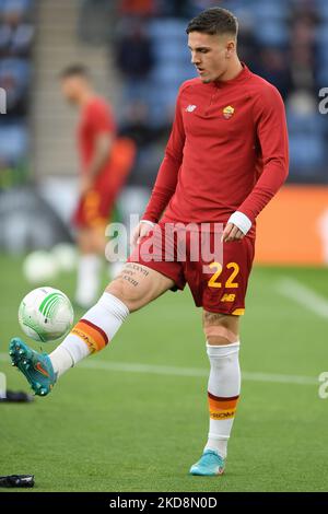 Nicolo Zaniolo von AS Roma erwärmt sich vor dem Auftakt während des UEFA Europa Conference League Halbfinales 1. zwischen Leicester City und AS Roma am Donnerstag, dem 28.. April 2022, im King Power Stadium, Leicester. (Foto von Jon Hobley/MI News/NurPhoto) Stockfoto