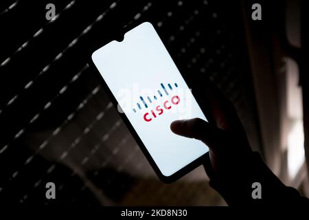 In dieser Abbildung sehen Sie ein Logo von Cisco Systems, das am 29. April 2022 auf einem Smartphone-Bildschirm in Athen, Griechenland, zu sehen ist. (Foto von Nikolas Kokovlis/NurPhoto) Stockfoto