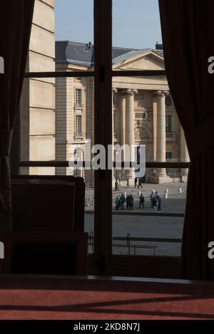 Blick auf die Universität Sorbonne Pantheon aus dem Wahllokal der Gemeinde des Pariser Arrondissements 5., neben dem Pantheon, am Morgen der Wahl, in Paris, 24. April 2022. (Foto von Andrea Savorani Neri/NurPhoto) Stockfoto