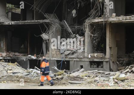 Retter geht in Kiew, Ukraine, in der Nähe des Wohnblocks, der während der russischen Invasion in der Ukraine bei einem Raketenbeschuss zerstört wurde, 29. April 2022 (Foto: Maxym Marusenko/NurPhoto) Stockfoto